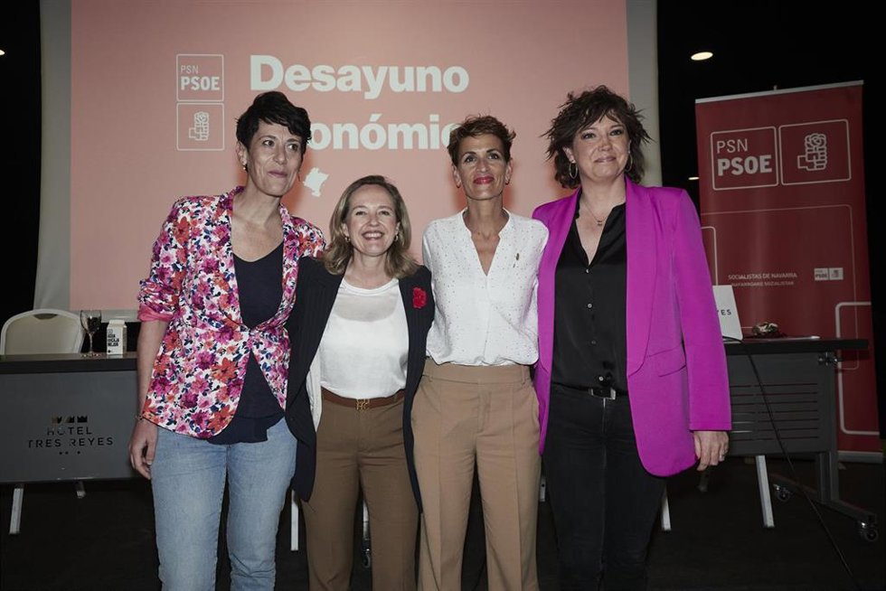 La vicepresidenta primera y ministra de Economía y Transformación Digital, Nadia Calviño (2i); la secretaria general del PSN, María Chivite (2d), la responsable de política fiscal y económica de la Comisión Ejecutiva Regional del PSN, Elma Saiz (1i) y l