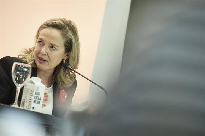 La vicepresidenta primera y ministra de Economía y Transformación Digital, Nadia Calviño, durante el desayuno informativo celebrado en Pamplona