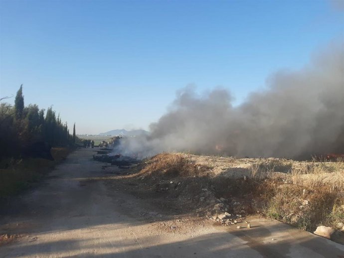 Imagen del incendio de neumáticos en Puente Genil.