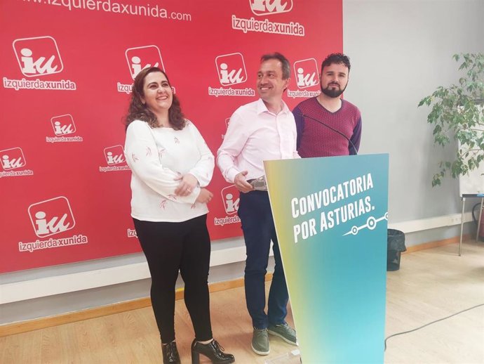 Rueda de prensa del coordinador general de IU y candidato de Convocatoria por Asturias, Ovidio Zapico, junto a representantes de la Asociación de Trabajadores Asturianos de Sanidad (ATAS).