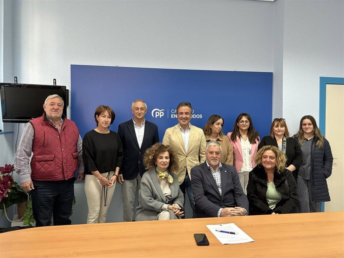 El candidato del PP a la Alcaldía de Camargo, Diego Movellán, presenta la lista con la que concurrirá a las elecciones del 28 de mayo.