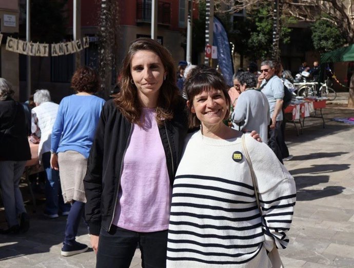 La candidata de Unidas Podemos a la alcaldía de Cort, Lucía Muñoz, y la actual directora general de Justícia Social, Feminismo y Lgtbi en el Ayuntamiento, Meritxell Esquirol.