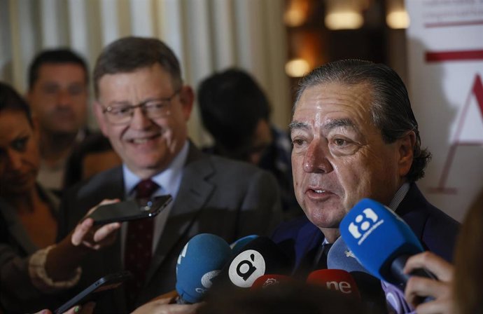 El presidente de la Asociación Valenciana de Empresarios (AVE), Vicente Boluda, atiende a medios a su llegada a un encuentro con el presidente de la Generalitat valenciana y candidato por el PSPV-PSOE