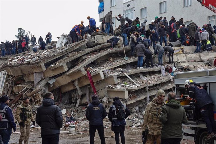 Archivo - Edificio hundido en Diyarbakir por el terremoto de febrero