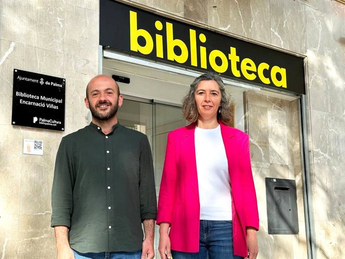 La candidata a la alcaldía de Palma, Neus Truyol, acompañada del número dos, Miquel ngel Contreras.