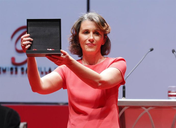 Ayanta Barilli recoge el Premio Castilla y León de las Letras 2022 en nombre de su padre, Fernando Sánchez Dragó