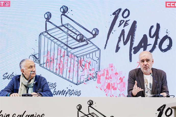 Los secretarios generales de UGT y CC00, Pepe Álvarez (i), y Unai Sordo (d), ofrecen una rueda de prensa en la sede de Comisiones Obreras (CCOO), a 20 de abril de 2023, en Madrid (España).