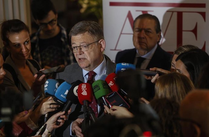 El  presidente de la Generalitat valenciana y candidato por el PSPV-PSOE, Ximo Puig, atiende a medios  a su llegada a un encuentro con el presidente de la Asociación Valenciana de Empresarios (AVE), en el Hotel SH Valencia Palace, a 21 de abril de 2023, 