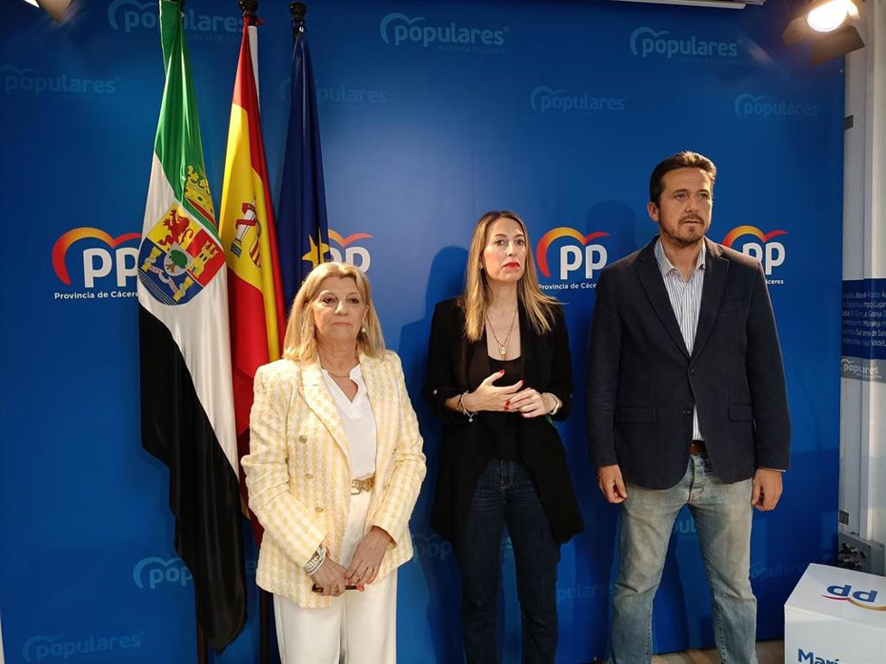 La presidenta del PP en Extremadura, María Guardiola, en el centro, tras una rueda de prensa