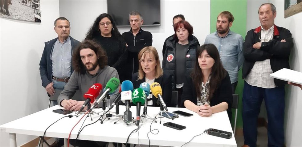 La candidata de Podemos Asturies a la Presidencia del Principado, Covadonga Tomé (en el medio), arropada por los números cuatro y tres de la candidatura autonómica, Jorge Fernández y Laura Tuero, y otros candidators, en la sede de Podemos Xixón