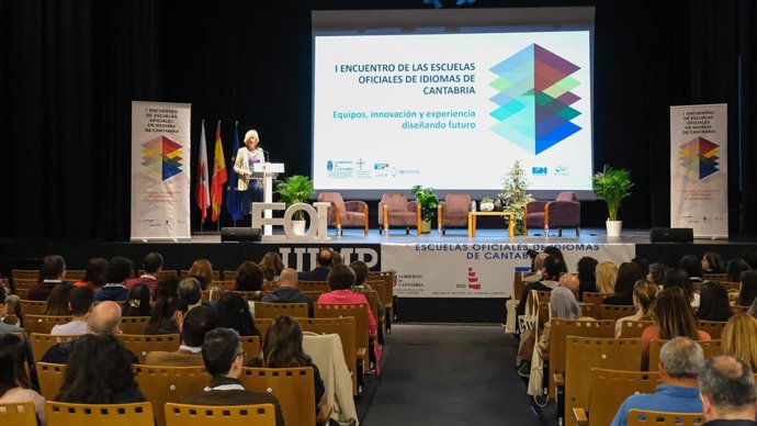 La consejera de Educación y Formación Profesional, Marina Lombó, inaugura el I Encuentro de EOI de Cantabria.