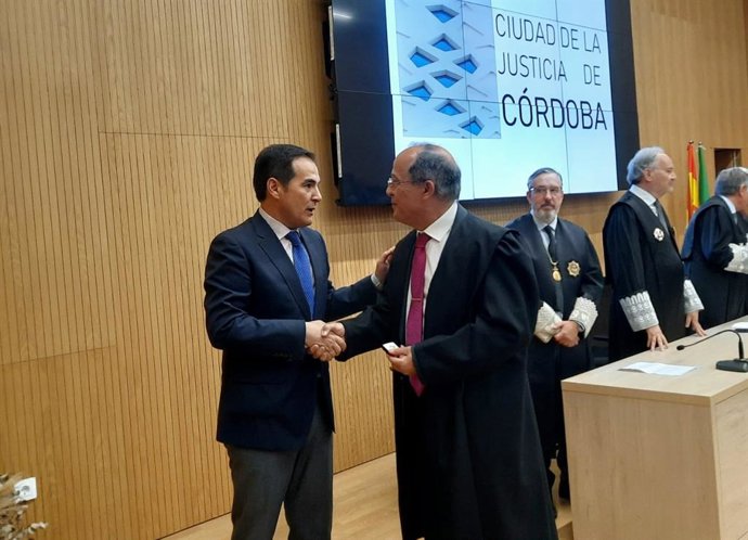 Nieto en la entrega de insignias del Colegio de Procuradores de Córdoba por el Día de su Patrona, la Virgen de los Dolores.