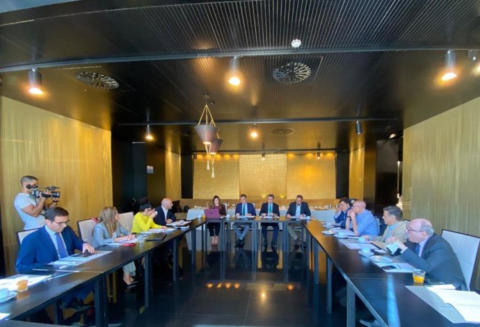 El candidato del PP a la Alcaldía de Murcia, José Ballesta, reunido con representantes del turismo