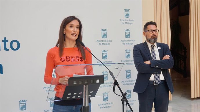 La portavoz municipal 'popular', Elisa Pérez de Siles, y el concejal delegado de Vivienda, Francisco Pomares, en rueda de prensa