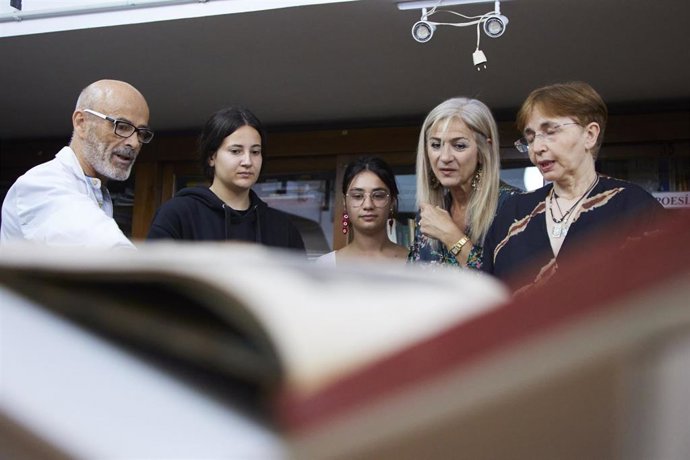 La consejera de Desarrollo Educativo y Formación Profesional de la Junta de Andalucía, Patricia del Pozo, durante la visita la Feria del Libro y la exposición de fondos bibliográficos del IES San Isidoro, a 21 de abril de 2023 en Sevilla (Andalucía, Esp