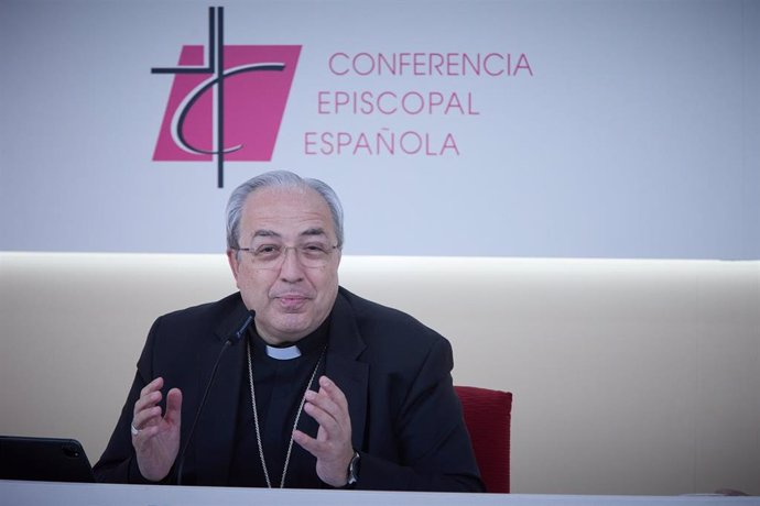 El secretario general de la Conferencia Episcopal Española (CEE), Francisco César García Magán, interviene durante una rueda de prensa para informar sobre los trabajos de la 121 Asamblea Plenaria.