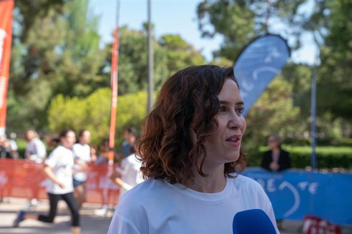 La presidenta de la Comunidad de Madrid, Isabel Díaz Ayuso ofrece declaraciones a los medios durante la MiniMaratón Madrid 2023