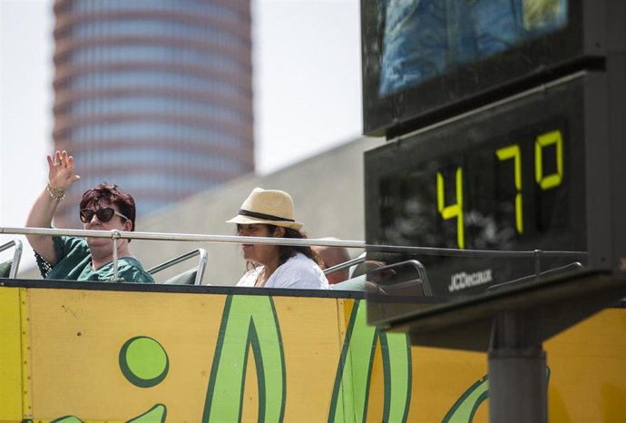 Archivo - Turistas viajan a bordo de un autobús turístico por la ciudad.