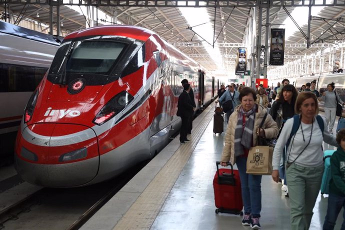 Viajeros llegan del tren de alta velocidad Iryo a la estación María Zambrano