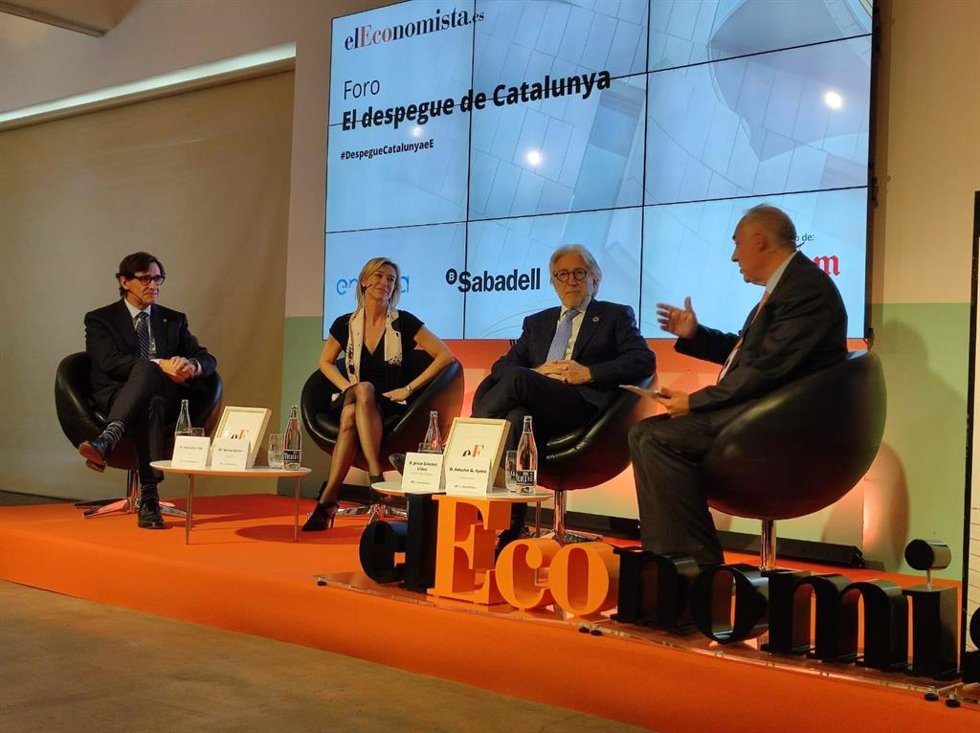 El primer secretario del PSC, Salvador Illa, el presidente de Foment del Treball, Josep Sánchez Llibre, y la consejera delegada de Savills Barcelona Anna Gener, en un debate de elEconomista.Es