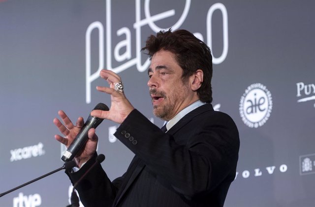 El actor Benicio del Toro interviene para agradecer el premio de Honor de la 10ª edición de los Premios Platino, en el Hotel Intercontinental, a 21 de abril de 2023, en Madrid (España). El actor y productor puertorriqueño recibe el Premio de Honor de este