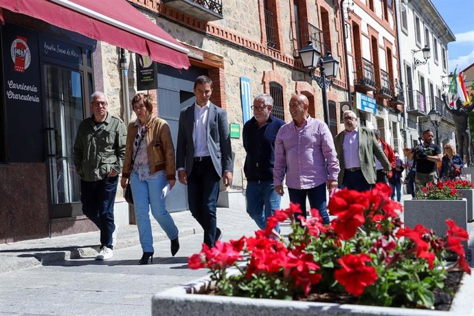 El secretario general del PSOE-M y candidato a la Presidencia de la Comunidad, Juan Lobato, visita los municipios de la Sierra de Madrid.