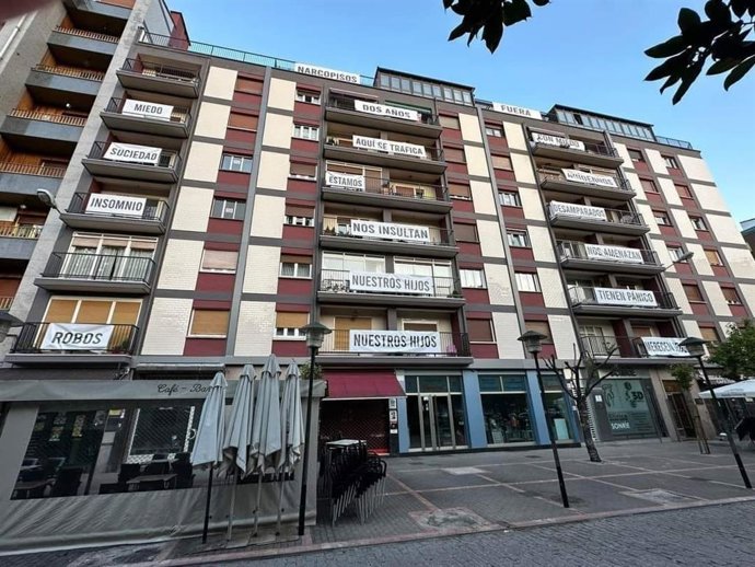 Protesta de vecinos en Mieres en la calle Aleer contra narcopisos