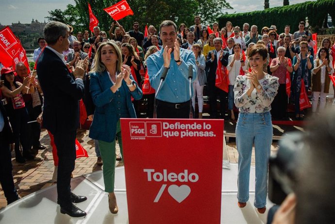 El presidente del Gobierno, Pedro Sánchez, en un mitin en Toledo junto a la alcaldesa, Milagros Tolón; la portavoz del Gobierno, Isabel Rodríguez; y el presidente de la Diputación, Álvaro Gutiérrez