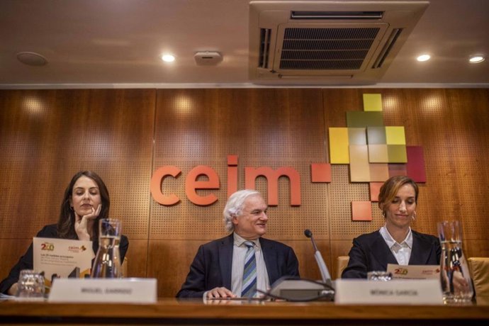 La candidata de Más Madrid al Ayuntamiento, Rita Maestre; el presidente de CEIM, Miguel Garrido, y la candidata de Más Madrid a la Comunidad, Mónica García