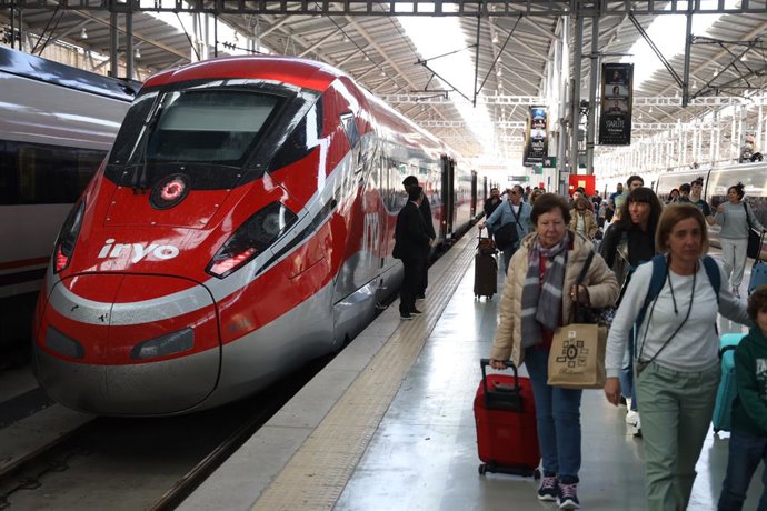 Viajeros llegan del tren de alta velocidad Iryo a la estación María Zambrano