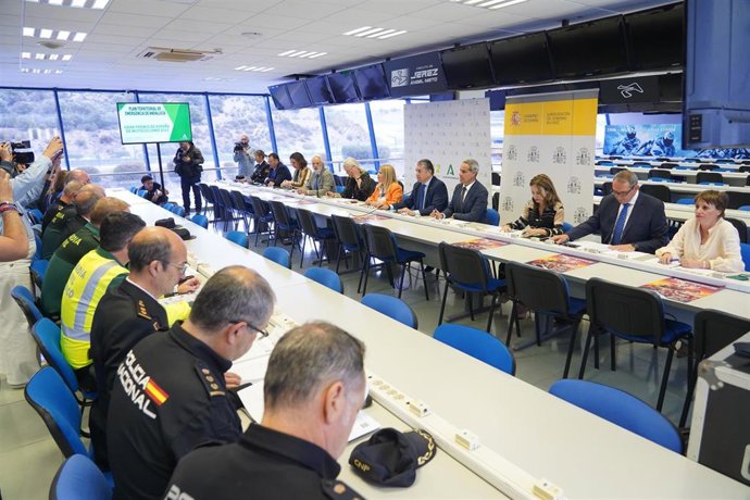 El consejero de la Presidencia, Interior, Diálogo Social y Simplificación Administrativa, Antonio Sanz (c), en la reunión del Comité Asesor del Plan de Emergencia para el Gran Premio del Mundial de Motociclismo a 21 de abril del 2023 en Jerez
