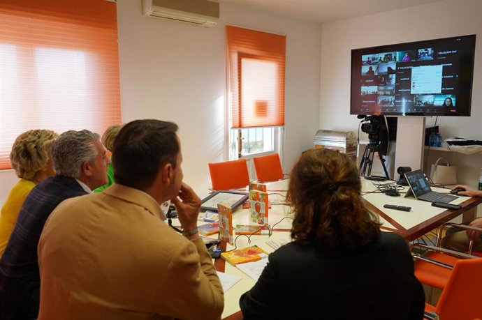 El diputado de Cultura, José María Bravo, el delegado de Educación, Diego del Pozo y las bibliotecarias de los Bibliobuses, en la conexión con los colegios de la provincia