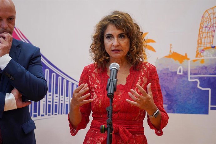 La ministra de Hacienda y Función Pública, María Jesús Montero, atiende a los medios de comunicación,, a 21 de abril de 2023, en Sevilla, (Andalucía, España. La ministra de Hacienda y Función Pública, María Jesús Montero, realiza una visita instituciona