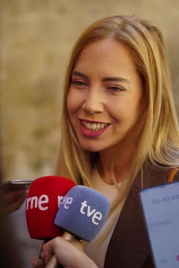 La número dos de la lista de candidatos del PP al Gobierno de La Rioja, Marta Fernández Cornago, ofrece declaraciones a los medios durante la presentación de la lista de los candidatos del PP