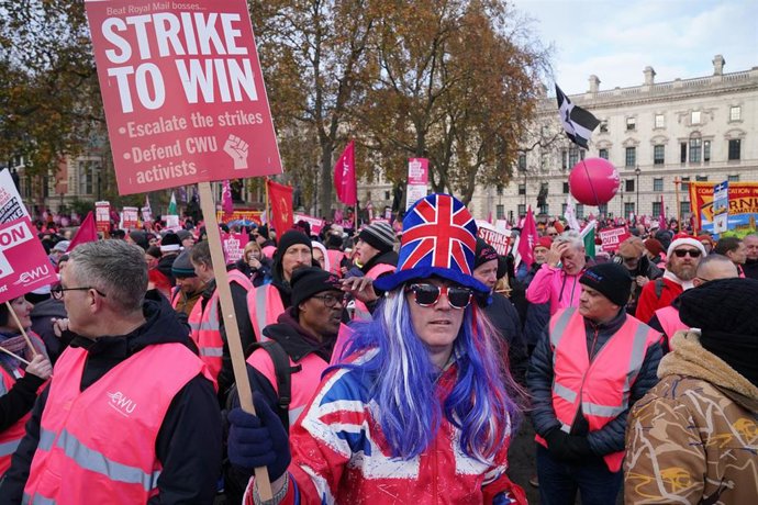 Archivo - 09 December 2022, United Kingdom, London: Members of the Communication Workers Union (CWU) hold a rally in Parliament Square, as Royal Mail workers mark another strike in the increasingly bitter dispute over jobs, pay and conditions. Photo: Jo