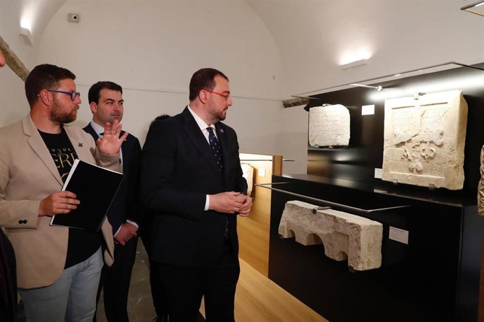 El presidente del Principado, Adrián Barbón, visita Salas.