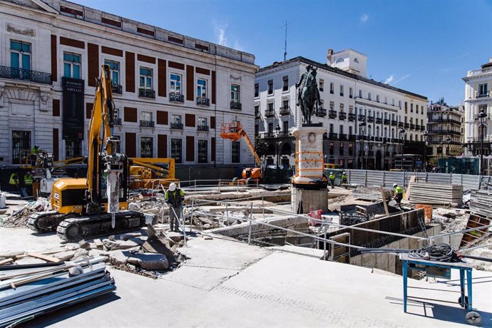 Vista de la estatua de Carlos III en la Puerta del Sol, a 19 de abril de 2023, en Madrid (España). 