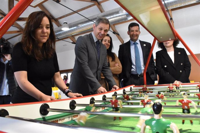 El ministro de Sanidad, José Miñones, visita las Naves de Metrosidero, espacio dedicado a las actividades vinculadas con las artes y los deportes urbanos. A 21 de abril de 2023, en A Coruña (España).
