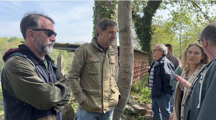 El candidato socialista a la Alcaldía de Oviedo, Carlos Fernández Llaneza, se reúne con vecinos de Villaperi.