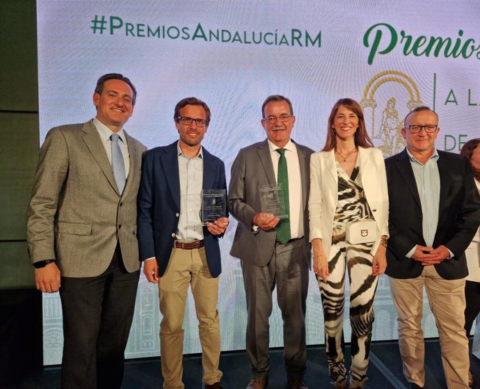 Algunos de los galardonados en los premios de la publicación Redacción Médica, en un acto celebrado en Málaga.