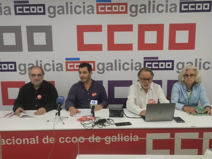 Rueda de prensa de Manuel González Moreira (CIG-Saúde), Javier González (CCOO Sanidade), Javier Martínez (UGT Sanidade) y Malules Carbajo (Satse Galicia).