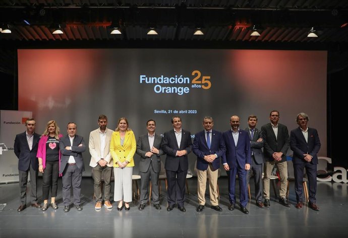 El consejero de la Presidencia, Interior, Diálogo Social y Simplificación Administrativa, Antonio Sanz, junto al director de la Fundación Orange, Daniel Morales, y varios miembros de la fundación posan en una foto de familia. 
