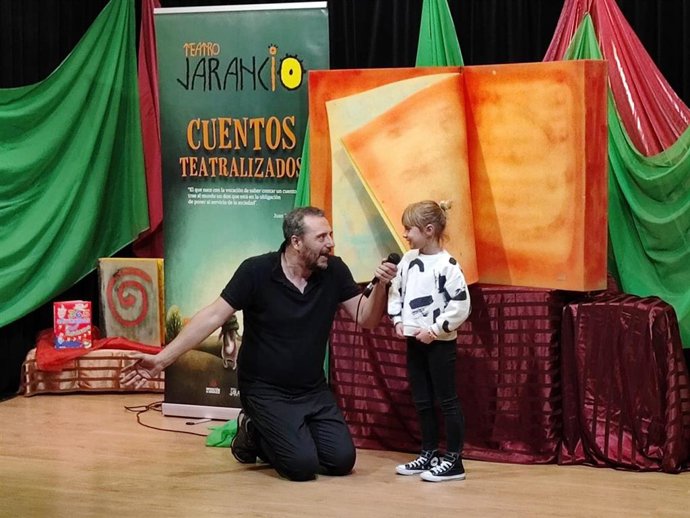 Un espectáculo infantil anima a leer a los escolares de Guadiana
