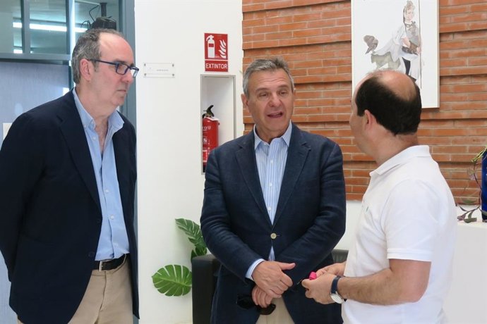 Bretón y Arteaga visitan las instalaciones de la Fundación Atenea.