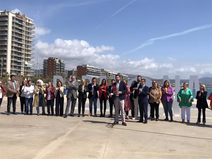 El alcalde de Badalona y candidato a la reelección, Rubén Guijarro, junto al ministro Félix Bolaños en un acto en Badalona (Barcelona).