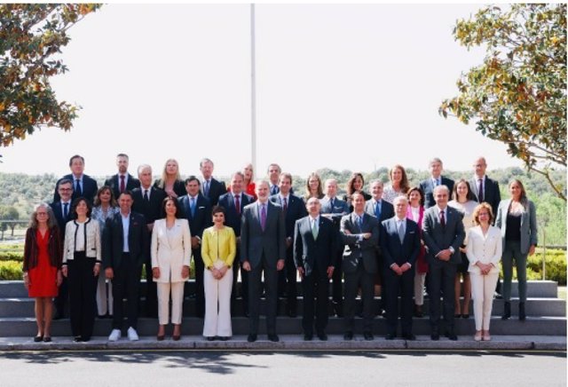 S.M El Rey de España acompañados de los presidentes y directores de las Cámaras de Comercio Europeas