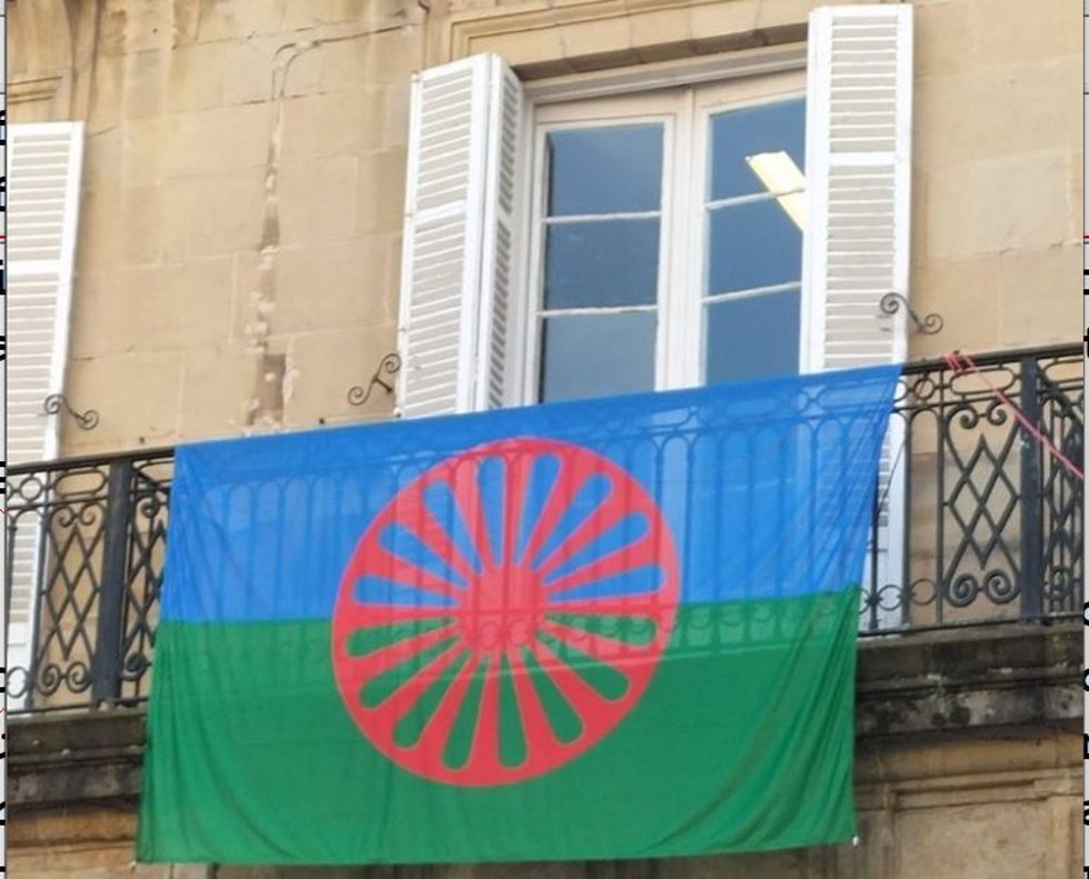 Bandera gitana colgada en la Plaza Nueva de Bilbao para conmemorar el Día Internacional del Pueblo Gitano