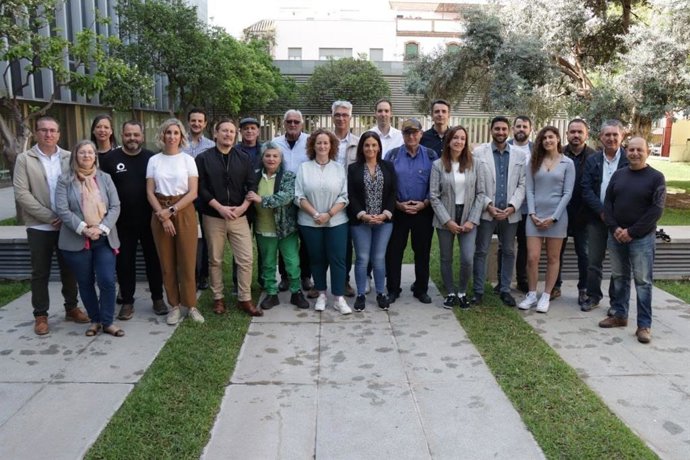 Manuel Lay junto a candidatos de IU
