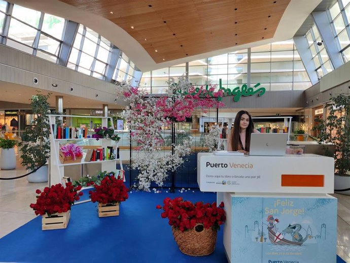 Puerto Venecia organiza una campaña para donar libros al Hospital Miguel Servet en motivo el Día de San Jorge.