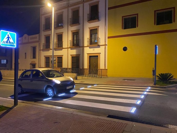 Archivo - Sevilla.- Alcalá de Guadaíra incorpora pasos de peatones inteligentes para mejorar la seguridad vial